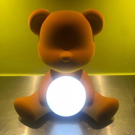 Lampa stołowa Qeeboo Miś Teddy Girl aksamitna ciemnobrązowa